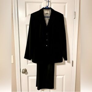 Women’s Travis Ayers Studio black lined 2-piece pantsuit